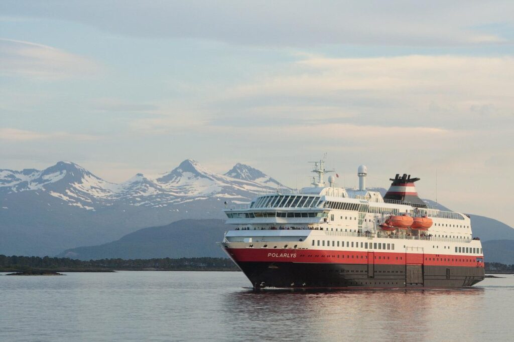 Mostraumen towards Hurtigruten